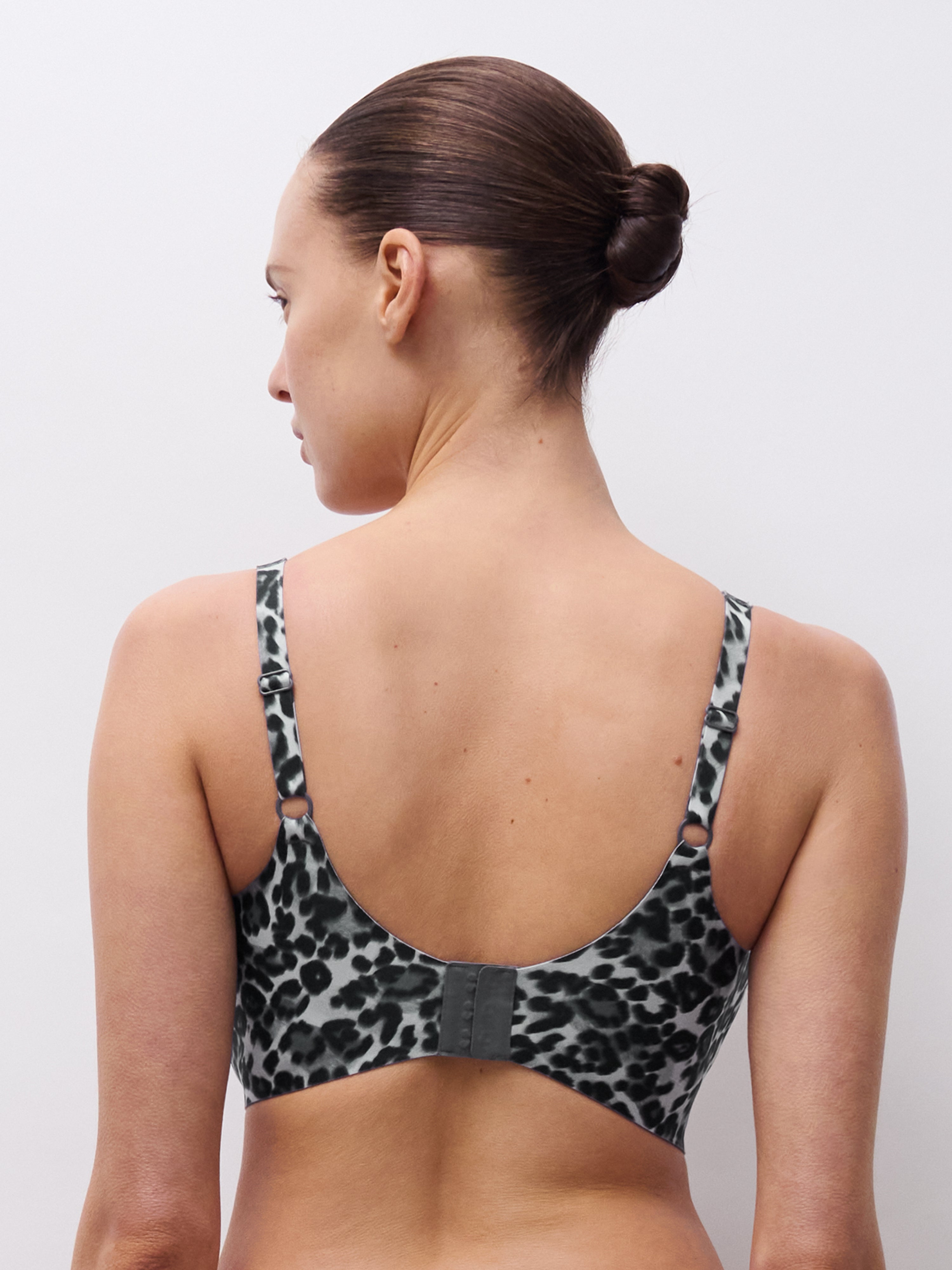 Chantelle | Softstretch Power Plunge Wirefree Bra | Grey Leopard