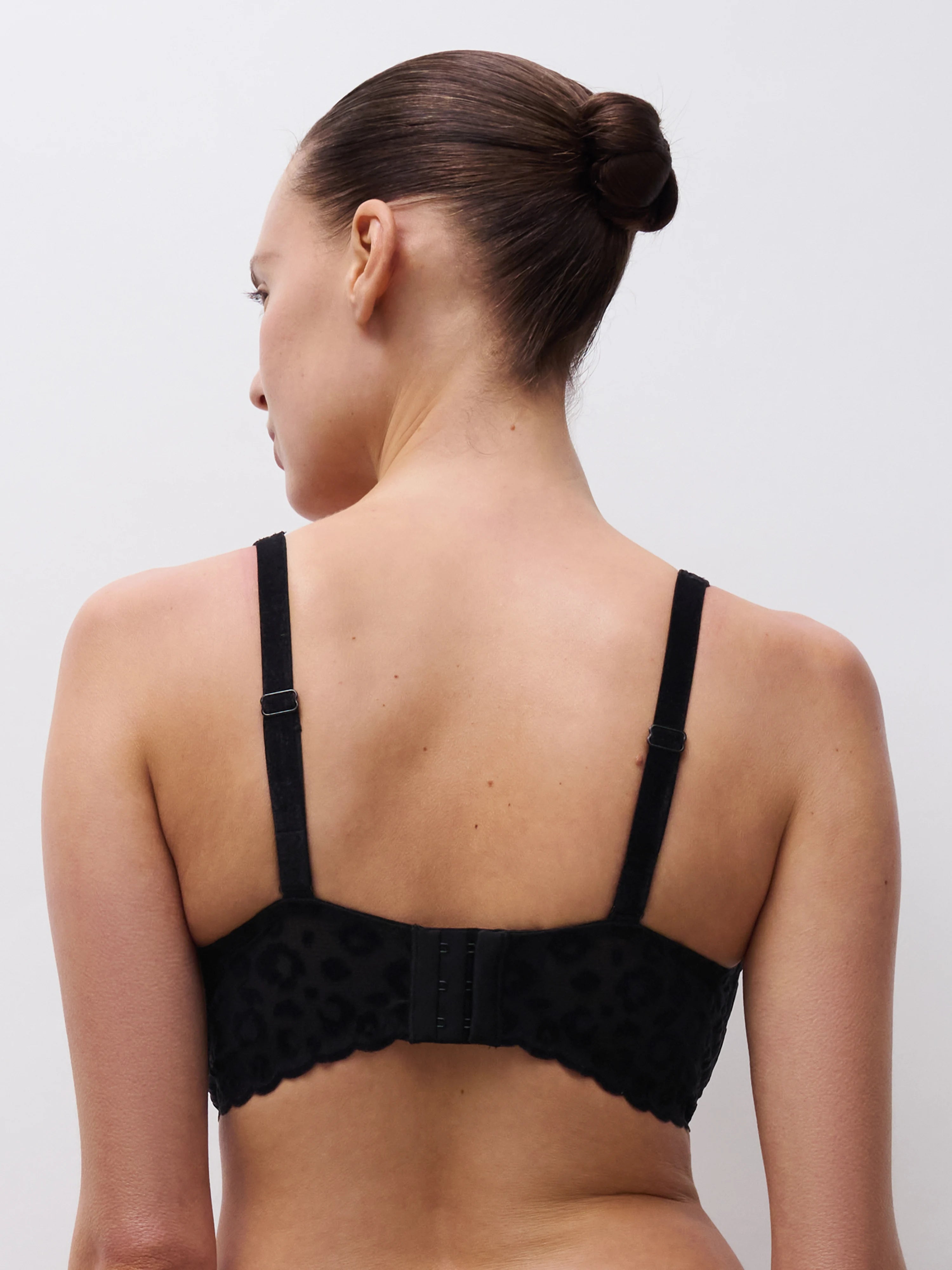 Chantelle Pulp | Girls Plunge Moulded Bra | Black
